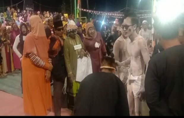 Foto: Salah satu peserta karnaval diacara puncak peringatan HUT RI ke 77 di Desa Keles