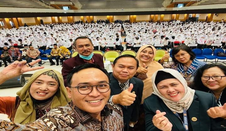 Foto : Bupati Pamekasan, H. Baddrut Tamam, S.Psi. (depan) orang nomor satu di Pemkab Pamekasan yang selalu energik dan  memotivasi kaum milenial.