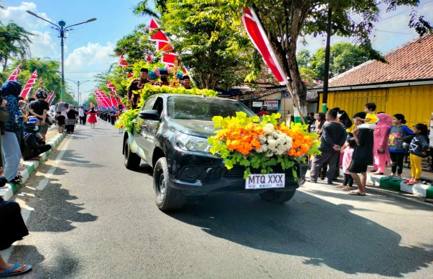 Foto :Ketua LPTQ Pamekasan, Totok Hartono saat mengikuti pawai ta'aruf dalam rangka musabaqoh tilawatil qur'an (MTQ) XXX Kabupaten Pamekasan, Madura, Jawa Timur.