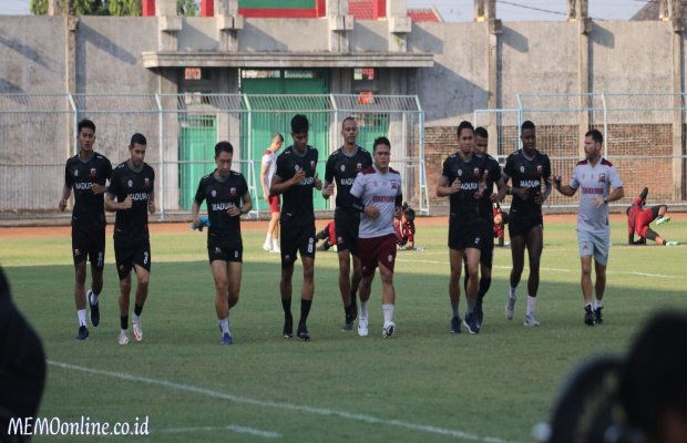 Foto: Valdi Bardi dalam latihan persiapan kiper