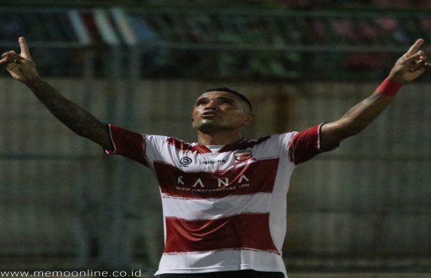 Foto: Selebrasi gol Alberto Gonçalves da Costa