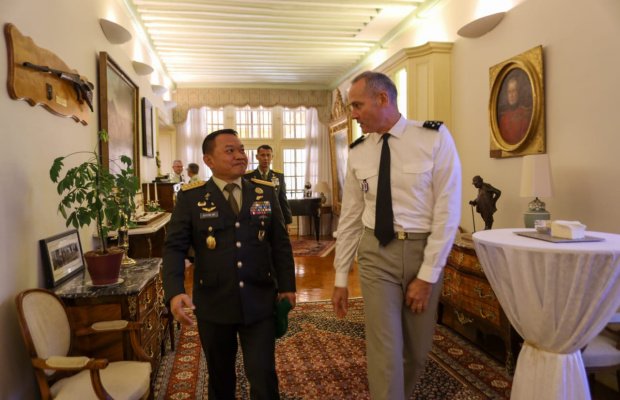 Foto: Jenderal Dudung Abdurachman bersama General Pierre Schill
