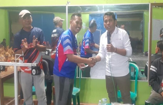 Foto : Ketua PBSI Lumajang H. Bukasan ( berkemeja warna putih )