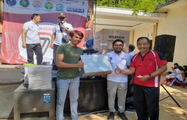 Foto: Penyerahan hadiah bagi peserta JJS yang beruntung