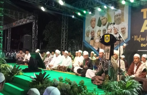 Foto : para kiai sedang berdoa bersama
