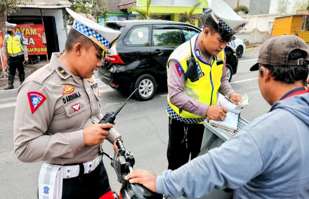 Foto : penindakan terhadap pengendara ( pelanggar ) peraturan lalu - lintas