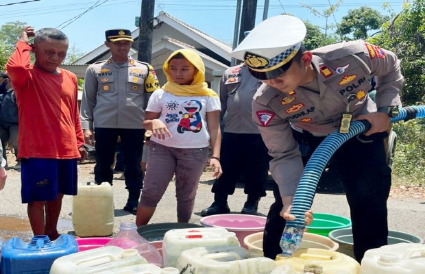 Foto : Satlantas Polres Pasuruan saat mendistribusikan Air Bersih pada warga di Kab. Pasuruan