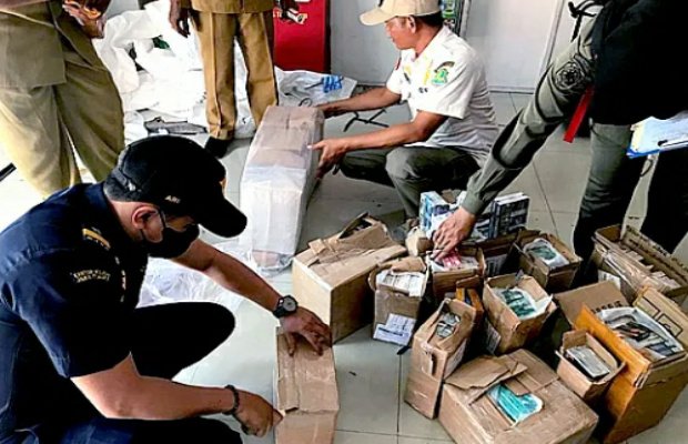 Foto: Bea Cukai dan Satpol PP saat melakukan penyitaan rokok ilegal .