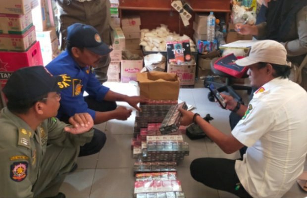 Foto: Ratusan merek rokok ilegal yang ditemukan Satpol PP Sumenep bersama Bea Cukai Madura saat operasi bersama