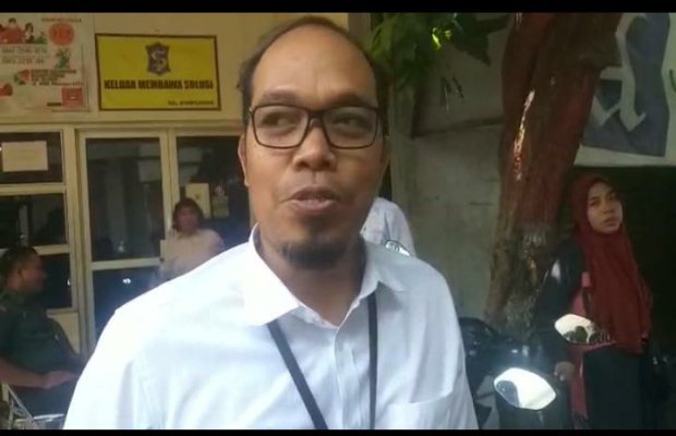 Foto: urah Estu Sulaksono saat di konfirmasi media didepan kantor kelurahan.