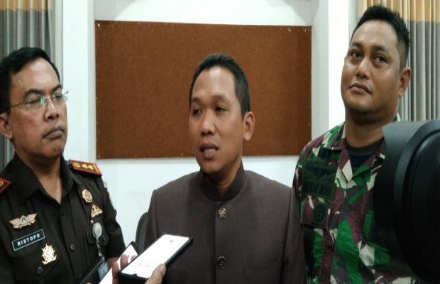Foto : Bupati Lumajang H. Thoriqul Haq ( tengah ) saat diwawancarai di gedung PKK Lumajang