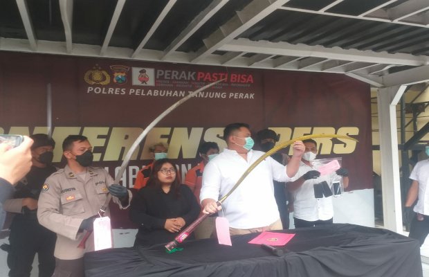 Foto: Dua barang bukti celurit panjang yang diamankan petugas dari tersangka saat dipamerkan ke awak media di Mapolres Tanjung Perak Surabaya 