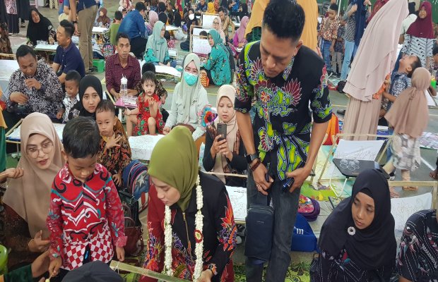 Foto: Didampingi Owner Rumah Batik Tulis Canteng Koneng Didik Haryanto, Bunda Paud Sumenep Nia Kurnia Fauzi, mengajari membatik anak usia dini