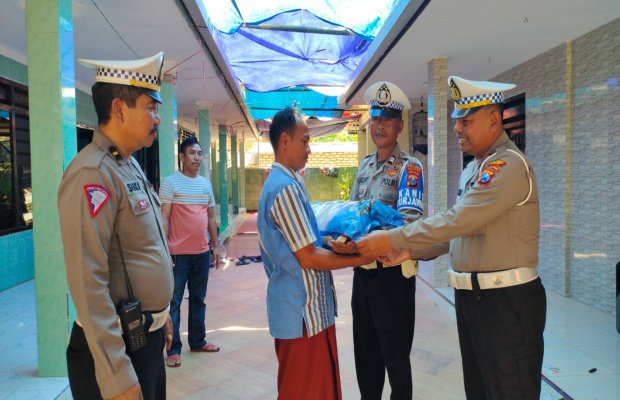 Foto: Kasat Lantas Polres Sumenep Akp Lamudji.,S.H di dampingi oleh Kanit Laka Lantas Ipda Moh. Suki.,S.H dan Kanit Turjawali Aiptu Djailani saat memberikan tali asih