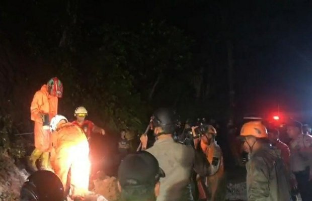 Foto: Polres Jember kerahkan puluhan personil bersihkan material longsor