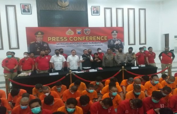 Foto: Polrestabes Surabaya pamerkan puluhan tersangka dan barang bukti saat konfrensi pres 
