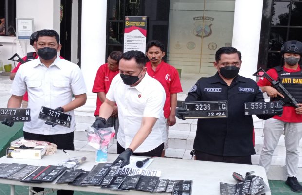 Foto: Polrestabes Surabaya pamerkan tiga pelaku curanmor berikut barang buktinya 