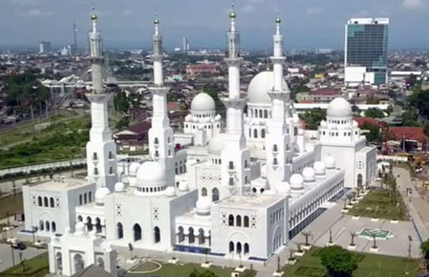 Foto : Masjid Raya Syeikh Zayed Al-Nahyan tampak atas