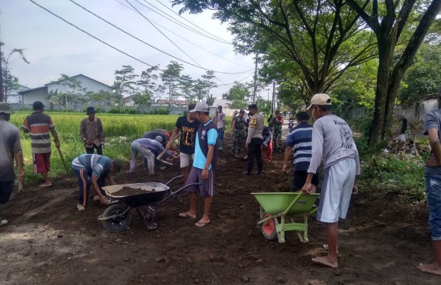 Foto: kondisi air sungai meluap ke jalan hingga ke pertanian warga. 