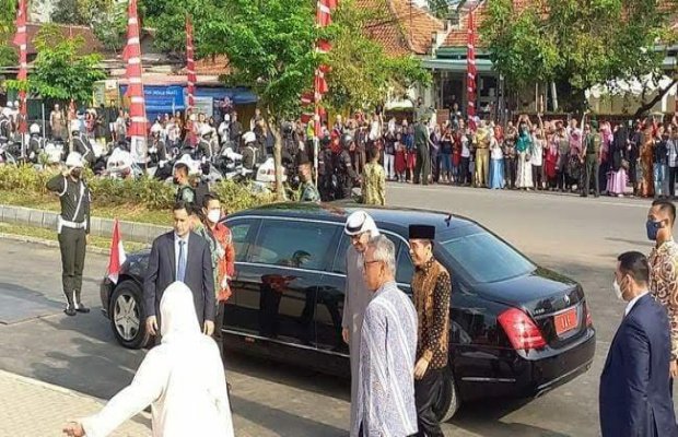 Foto: Rombongan Jokowi-Presiden UEA Tiba di Masjid Sheikh Zayed Solo