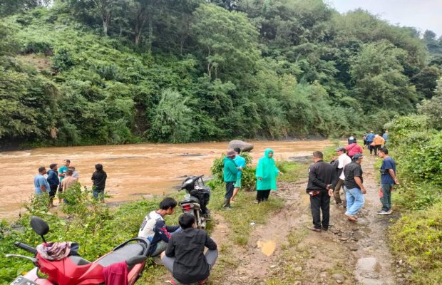 Foto : Tim melakukan pencarian korban