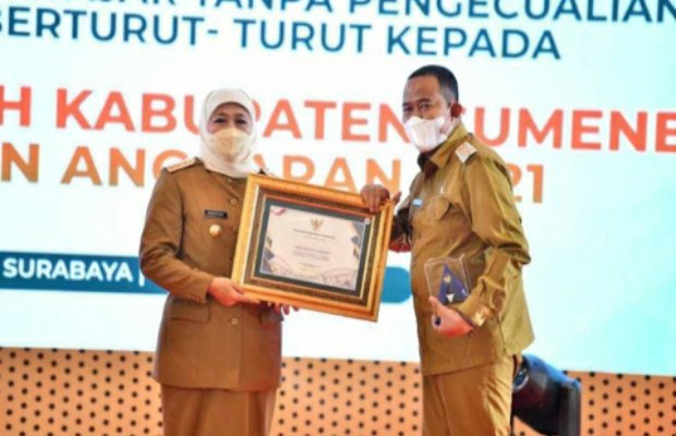 Foto : Bupati Sumenep, Achmad Fauzi, saat menerima pemghargaan Opini WTP kelima dari Gubernur Jatim, Khofifah Indar Parawansa, di Surabaya.