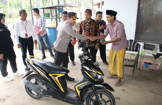 Foto: Kapolres Sumenep AKBP Edo Satya Kentriko, saat mengantarkan langsung sepeda motor hasil curian kepada pemiliknya.