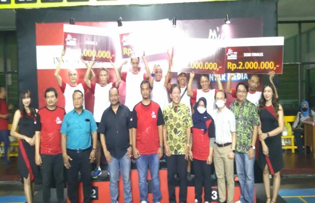 Foto: Para Atlet cabang olahraga (cabor) bulutangkis PWI Jawa Timur saat foto bersama