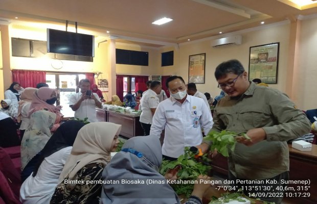 Foto: Kepala DKPP Sumenep Arif Firmanto bersama Direktorat Jenderal Tanaman Pangan Kementerian Pertanian RI Dr. Rachmat saat memberikan pelatihan biosaka pada petani