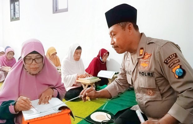 Foto : AKP Agus Mulyono, saat mengajar ngaji
