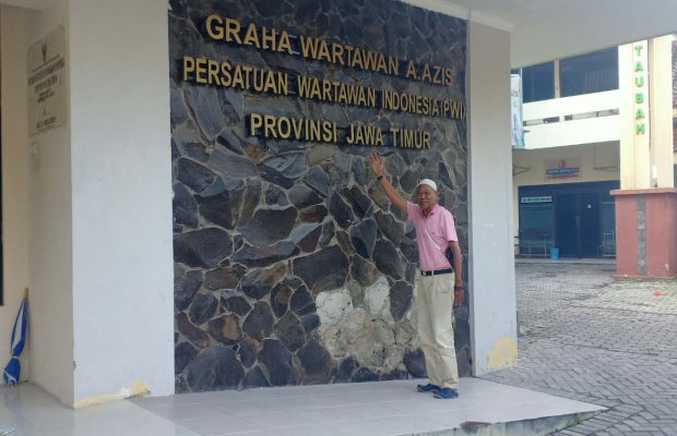 Foto: Sukandar, Atlet Tenis Meja Senior RRI setiba di PWI Jatim