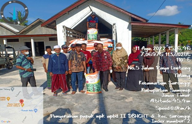 Foto: Kepala DKPP Kabupaten Sumenep, Saat menyerahkan bantuan pupuk kepada petani