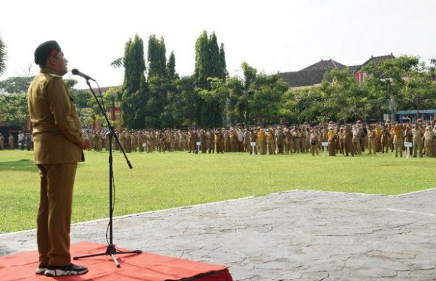 Foto: Bupati Sumenep Ach. Fauzi, saat memimpin apel gabungan