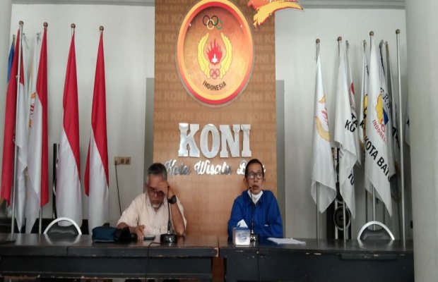 Foto: Ketua Umum KONI Kota Batu saat menggelar konferensi pers.