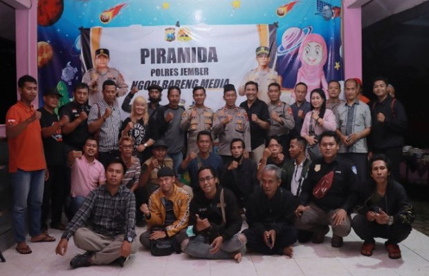 Foto: Kapolres Jember Heri Purnomo bersama awak media 