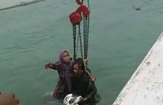 Foto: Dua dari 11 penumpang KM Samporna Maju saat dievakuasi