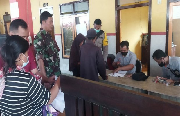Foto: Warga Gambiran terima langsung bantuan bansos pemerintah 