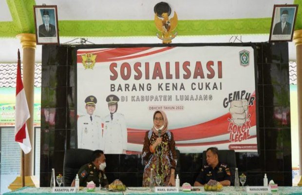 Foto : Wabup Lumajang Indah Amperawati ( berdiri )