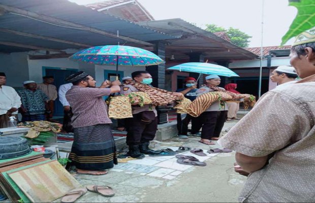 Foto: Korban meninggal kakak beradik saat mau dimakamkan