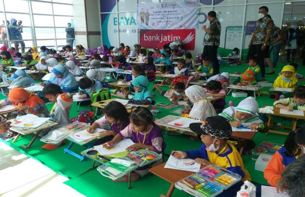 Foto : Siswa TK dan SD saat ikuti lomba mewarnai
