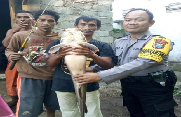 Foto: Bhabinkamtibmas Pakusari Aipda Joko Prianto bersama warga