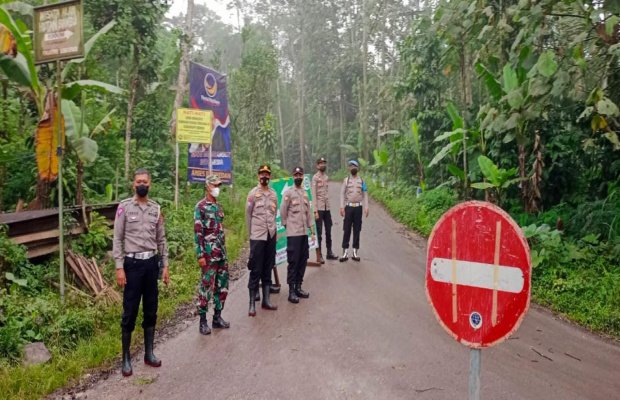 Foto : petugas melakukan penjagaan