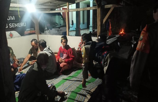 Foto : petugas di lokasi relokasi