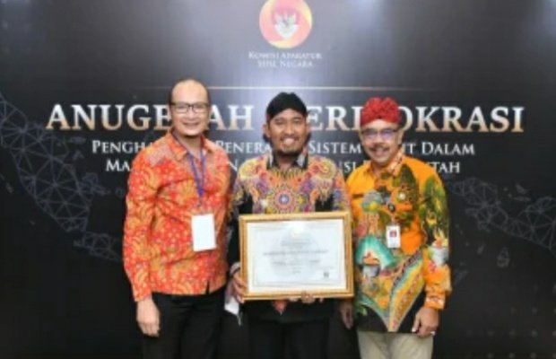 Foto: Bupati Sumenep Achmad Fauzi saat terima penghargaan KASN 2022. 