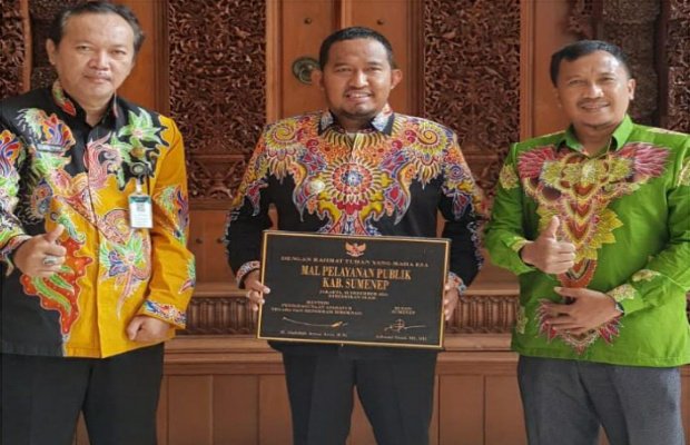 Foto: Bupati Fauzi (tengah) memegang prasasti peresmian MPP