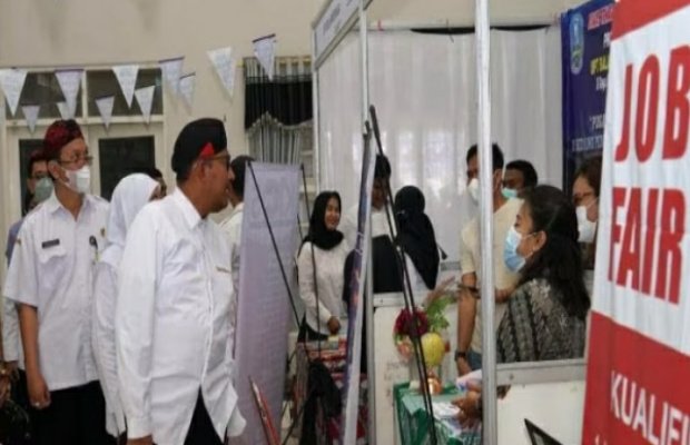 Foto: Bupati Sumenep Ach. Fauzi saat meninjau pelaksanaan Job Fair tahun 2022
