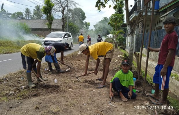 Foto: Warga bersih-bersih  lingkungan