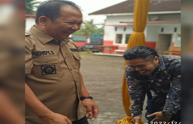 Foto: Bupati Jember dan Kepala Desa (kades) Plalangan Sofyan