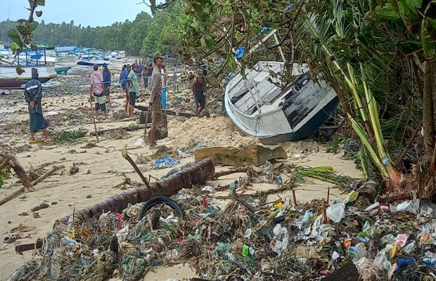 Foto: Perahu milik warga Dusun Baru, Desa Masalima, Kecamatan Masalembu, Kabupaten Sumenep yang terkena gelombang akibat cuaca buruk