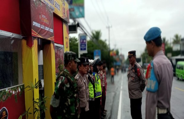 Foto : Kapolsek lagi memberikan arahan